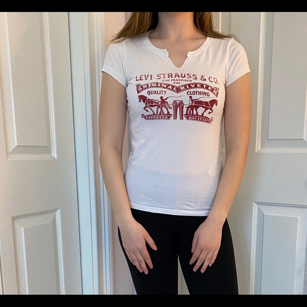Levi’s white t-shirt
